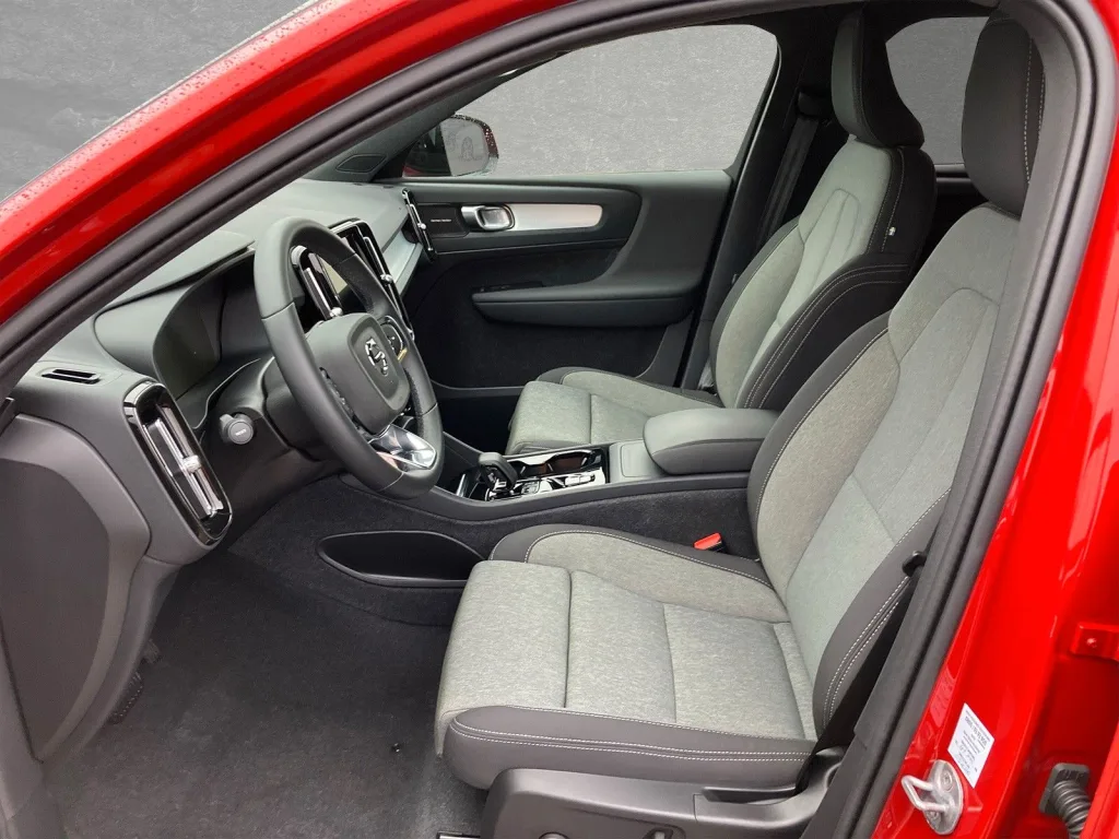 Volvo XC40 - pemarket.ro