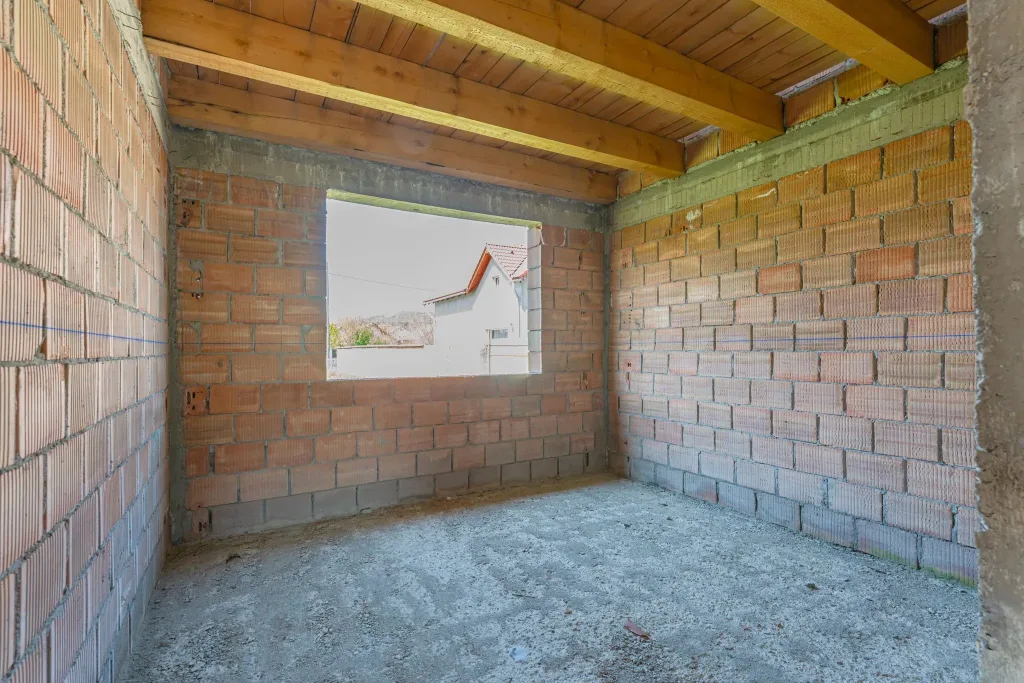 Oportunitate Casă la Roșu în Harman – Ideală pentru Personalizare - pemarket.ro