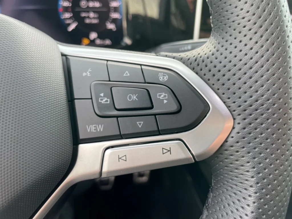 Volkswagen Golf VIII 1.5TSI R-Line - pemarket.ro