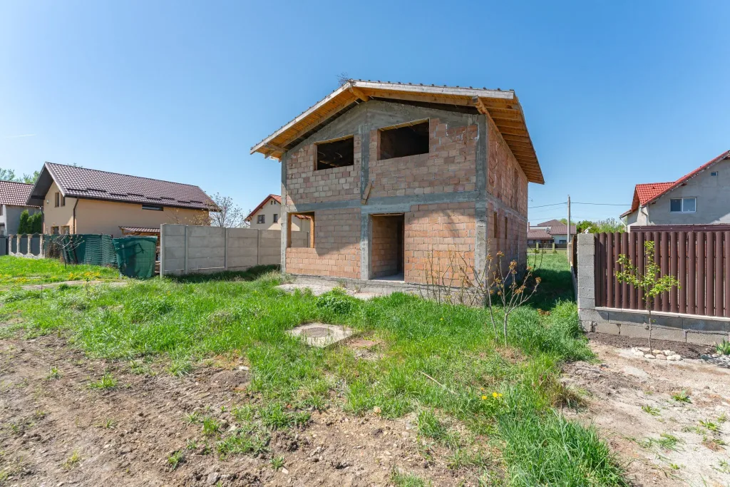 Oportunitate Casă la Roșu în Harman – Ideală pentru Personalizare - pemarket.ro