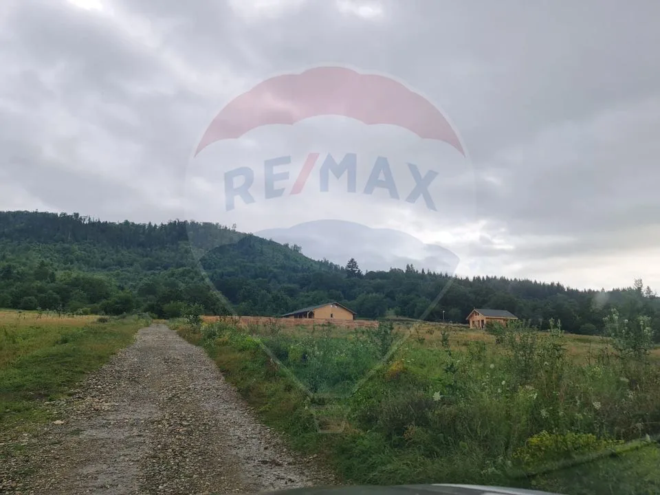 Casă / Vilă cu 3 camere de vânzare in zona feerică, lângă Mănăstire - pemarket.ro