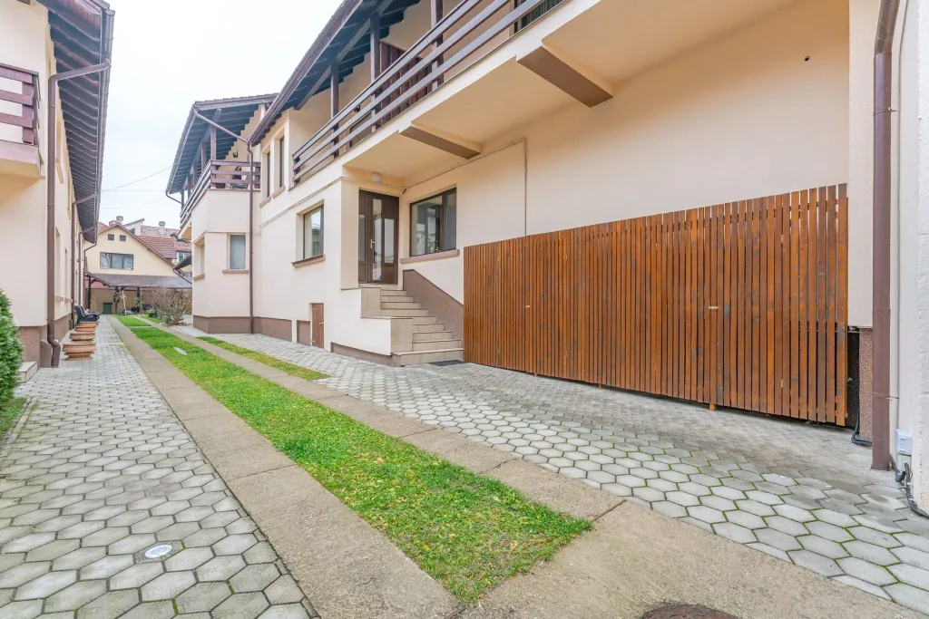 Pensiune Râșnov, 13 camere plus locuință proprietar, zonă Cetate - pemarket.ro