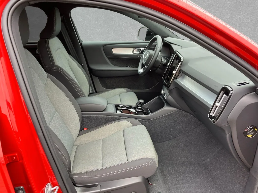 Volvo XC40 - pemarket.ro