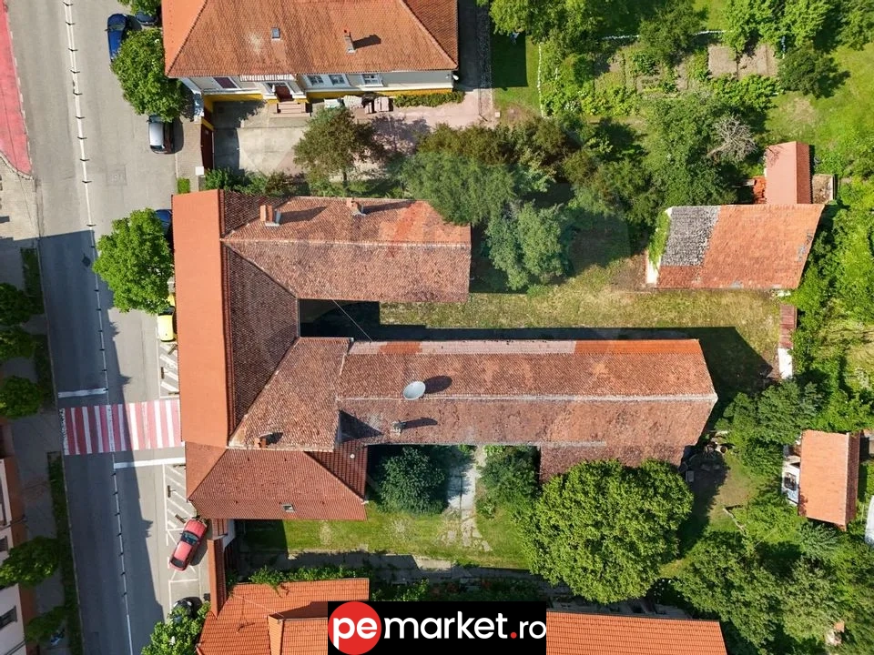 Casă / Vilă cu 10 camere de vânzare în zona Ultracentrală Râșnov - pemarket.ro