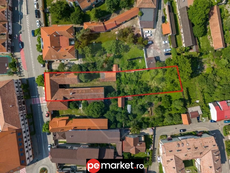Casă / Vilă cu 10 camere de vânzare în zona Ultracentrală Râșnov - pemarket.ro