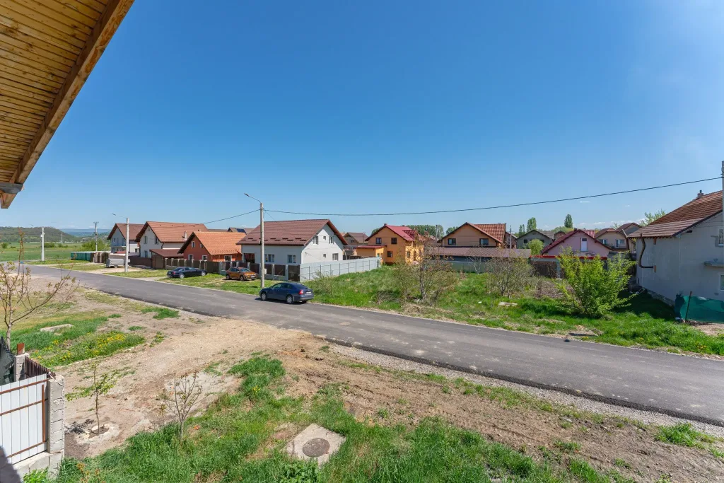 Oportunitate Casă la Roșu în Harman – Ideală pentru Personalizare - pemarket.ro