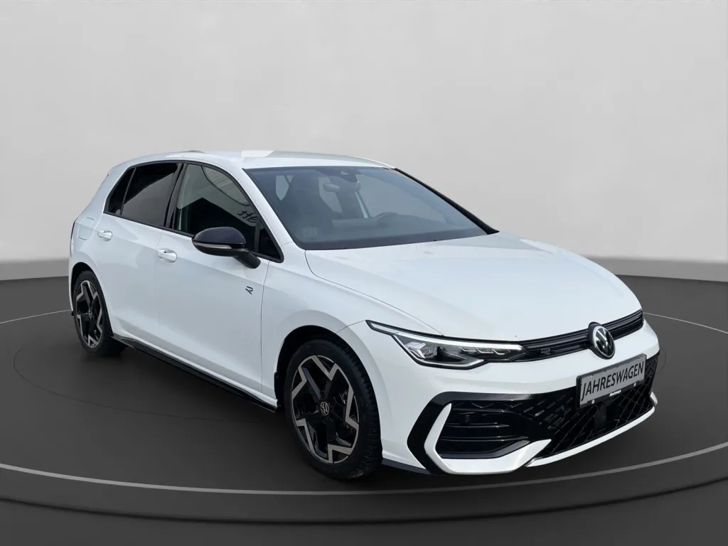 Volkswagen Golf VIII 1.5TSI R-Line - pemarket.ro