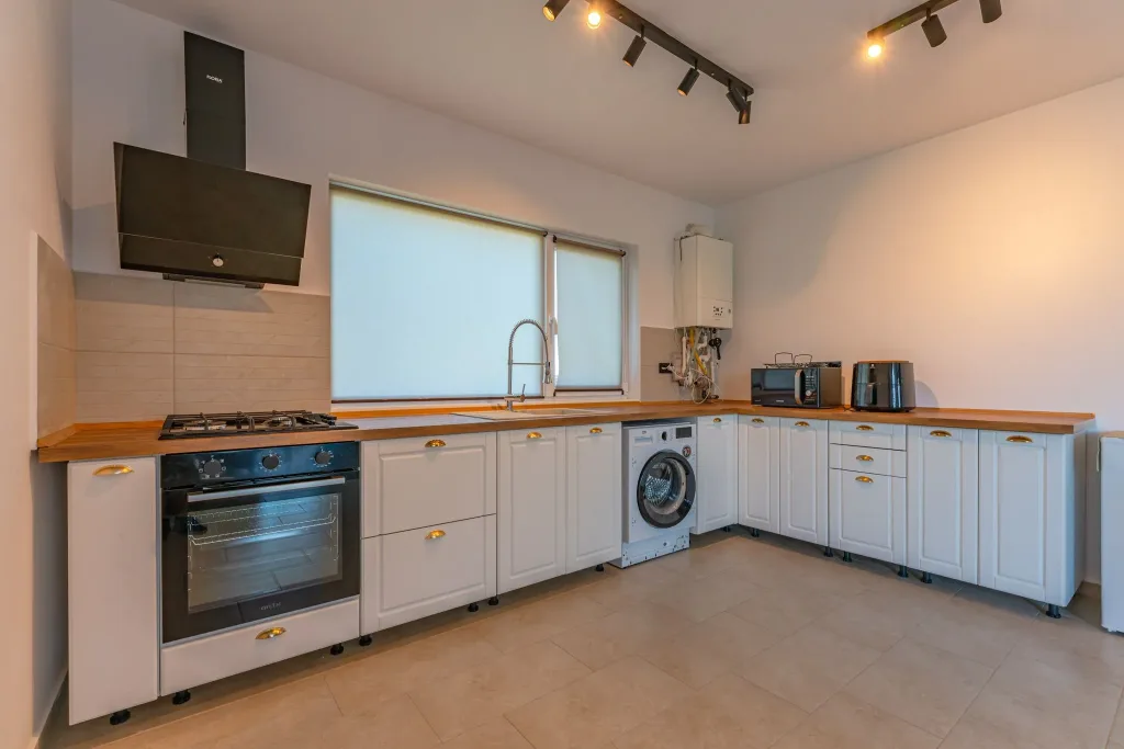 De închiriat – Casă individuală mobilată și utilată în Sânpetru, zona Primăverii - pemarket.ro