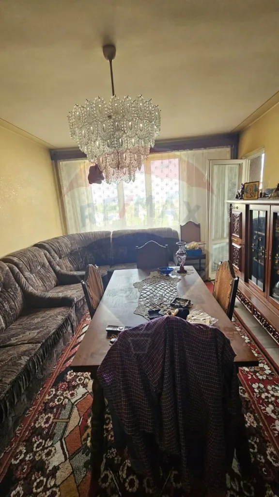 Apartament cu 3 camere de vânzare în zona Vlahuta - pemarket.ro