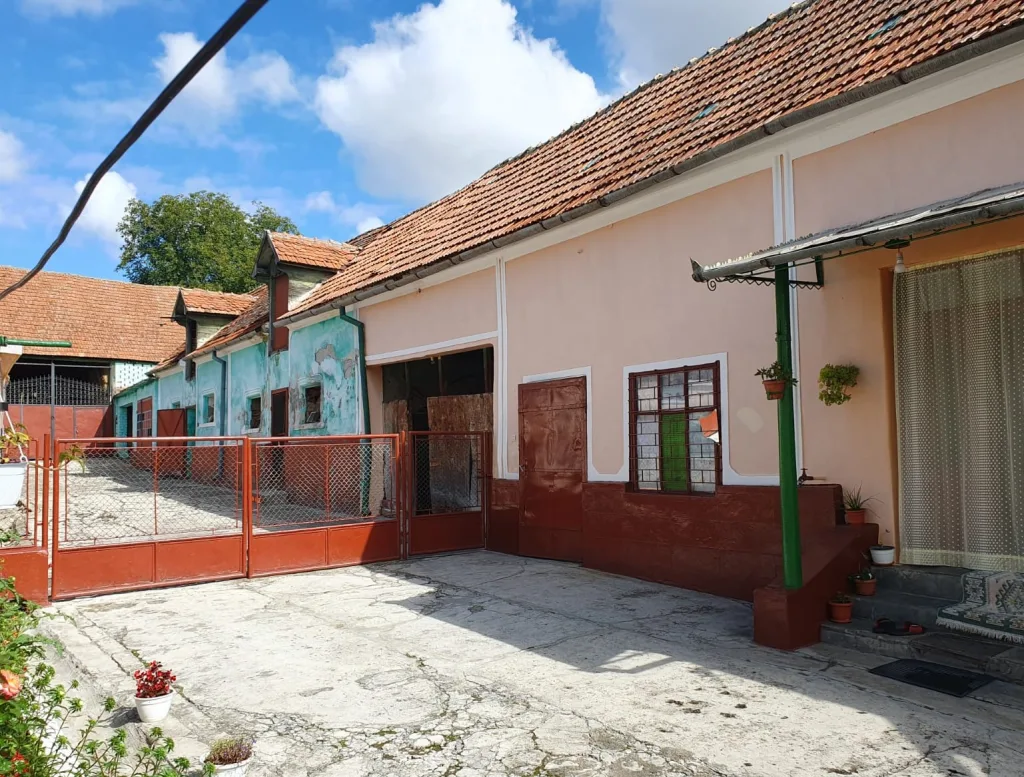 SC VIMAK vinde casa saseasca in loc.Maierus,Brasov . - pemarket.ro