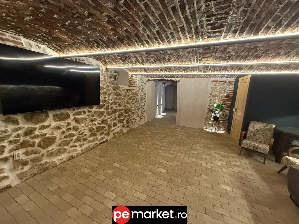 Casă elegantă complet renovată cu demisol spectaculos – Strada Lungă, Brașov - pemarket.ro