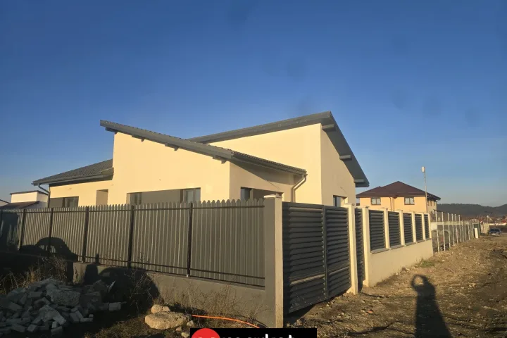 Casă modernă pe parter | 4 camere | teren 500 mp | zona Primăverii – Sânpetru, Brașov - pemarket.ro