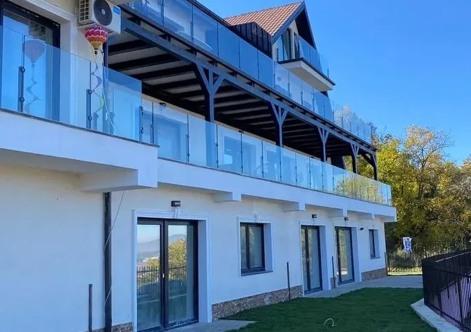 Apartament spațios 3 camere cu grădină proprie și acces direct din parcare – Priveliște panoramică - pemarket.ro