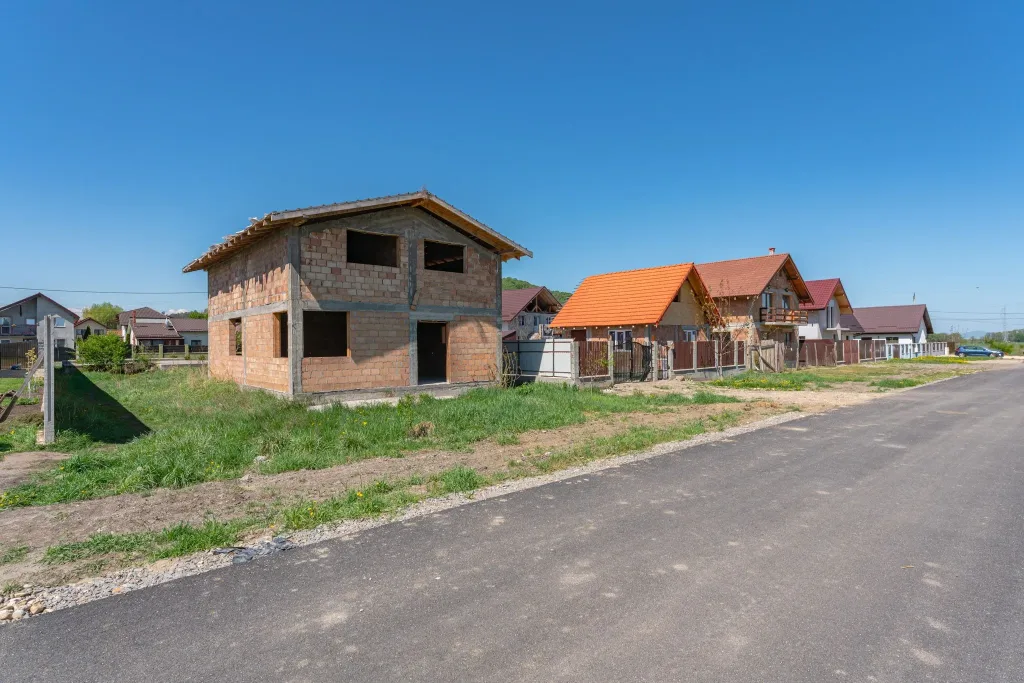 Oportunitate Casă la Roșu în Harman – Ideală pentru Personalizare - pemarket.ro