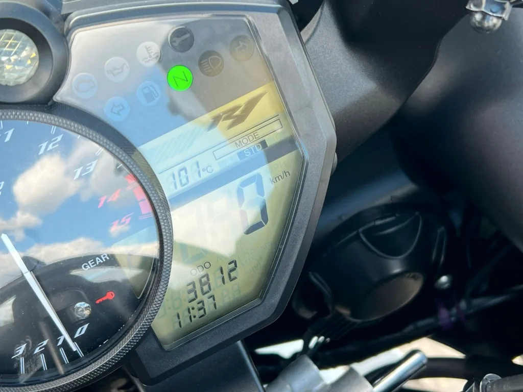 Yamaha YZF-R1 - pemarket.ro