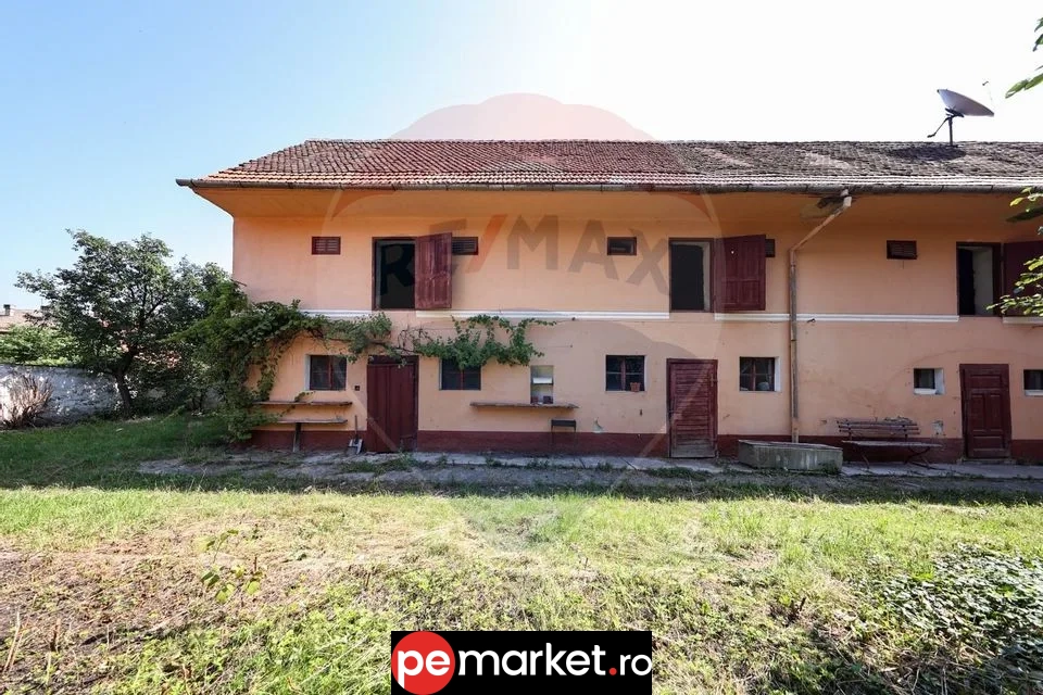 Casă / Vilă cu 10 camere de vânzare în zona Ultracentrală Râșnov - pemarket.ro