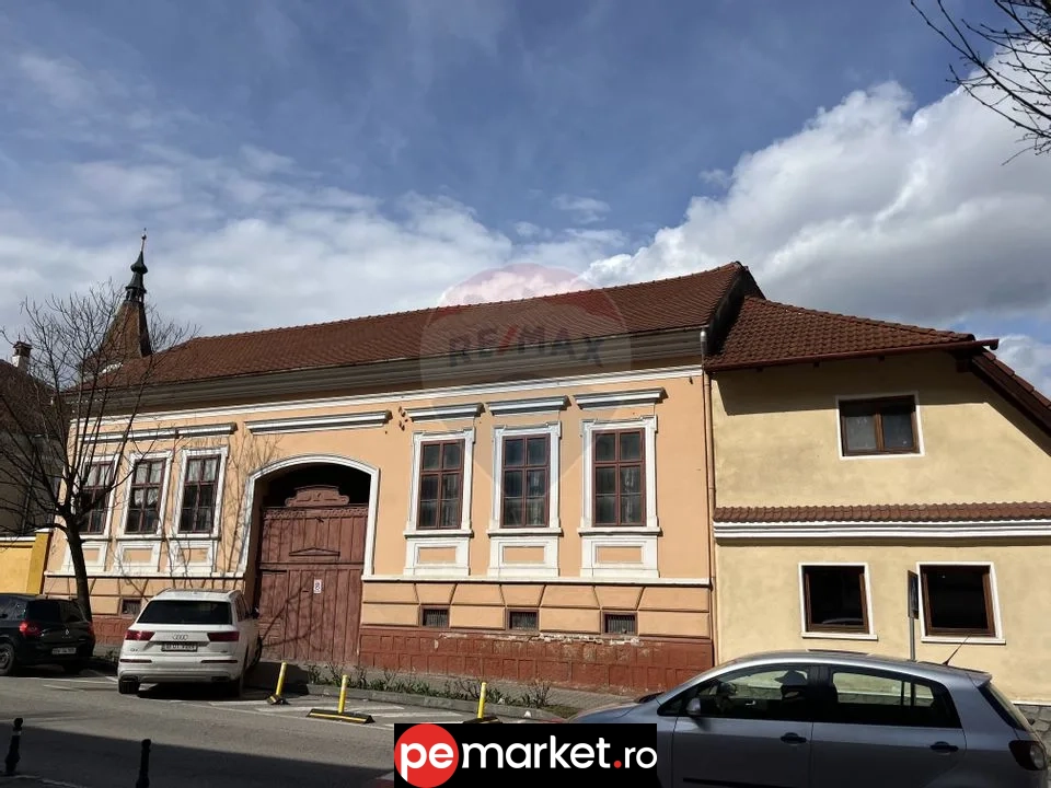Casă / Vilă cu 10 camere de vânzare în zona Ultracentrală Râșnov - pemarket.ro