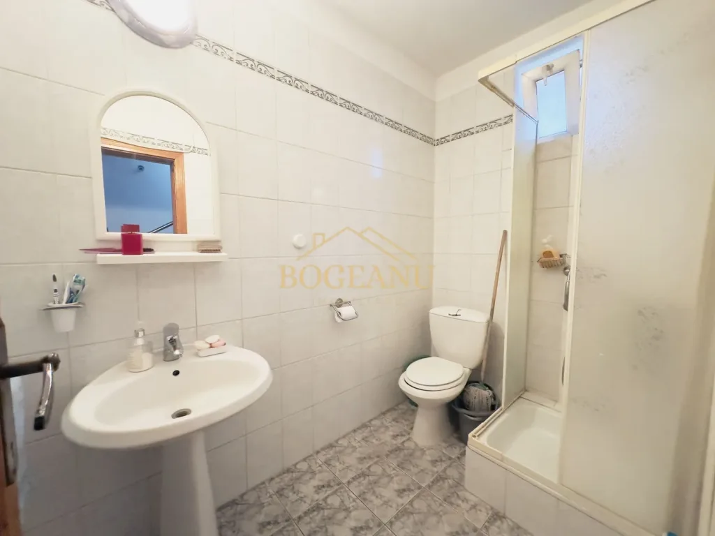 Vilă cu 4 Camere + Spațiu Comercial - pemarket.ro