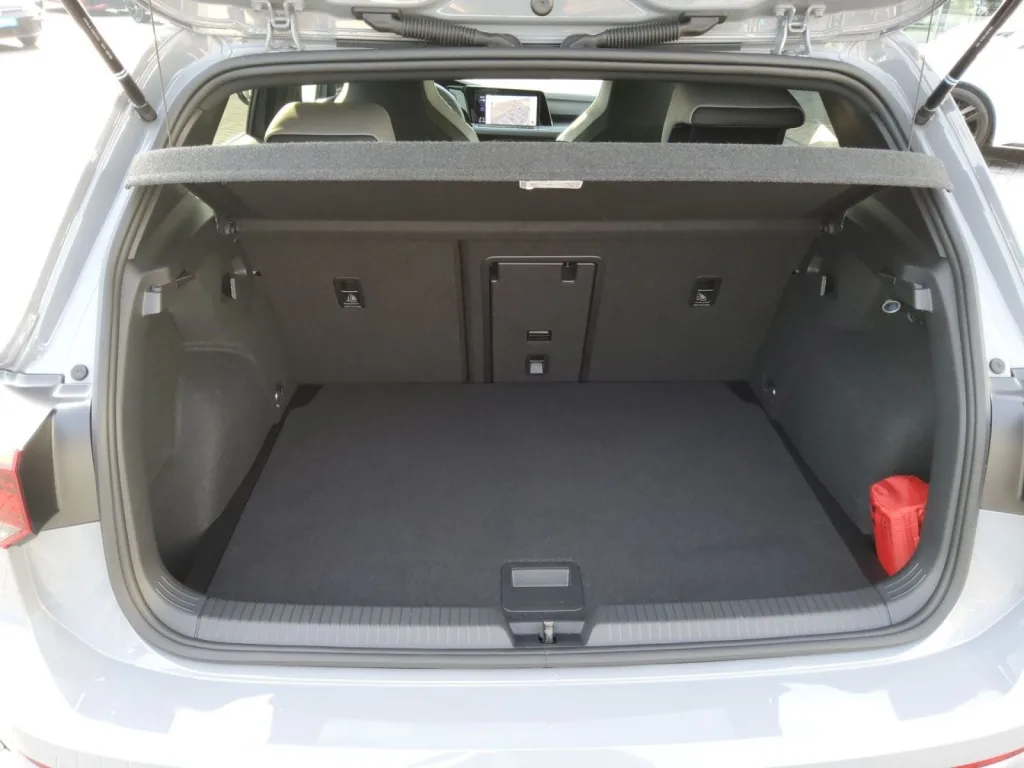 Volkswagen Golf VIII 1.5 eTSI R-Line - pemarket.ro