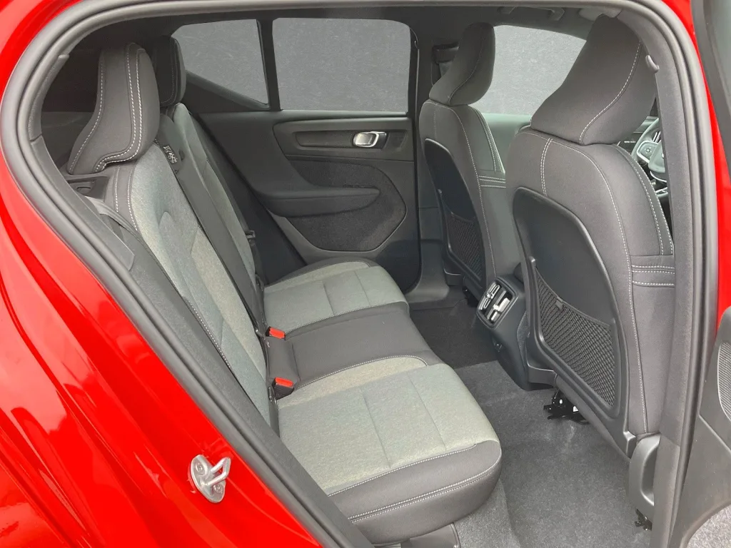 Volvo XC40 - pemarket.ro