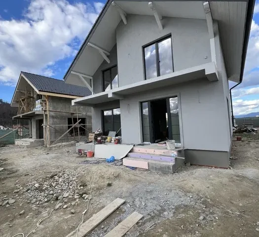 Casă nouă de vânzare | Zărnești, Brașov | Materiale premium | Zonă excelentă - pemarket.ro