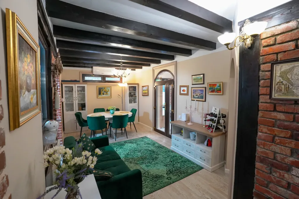 Conac cu vedere asupra Defileului Oltului - pemarket.ro