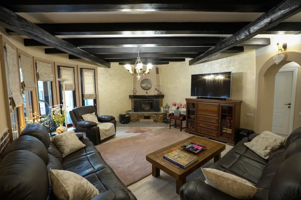 Conac cu vedere asupra Defileului Oltului - pemarket.ro