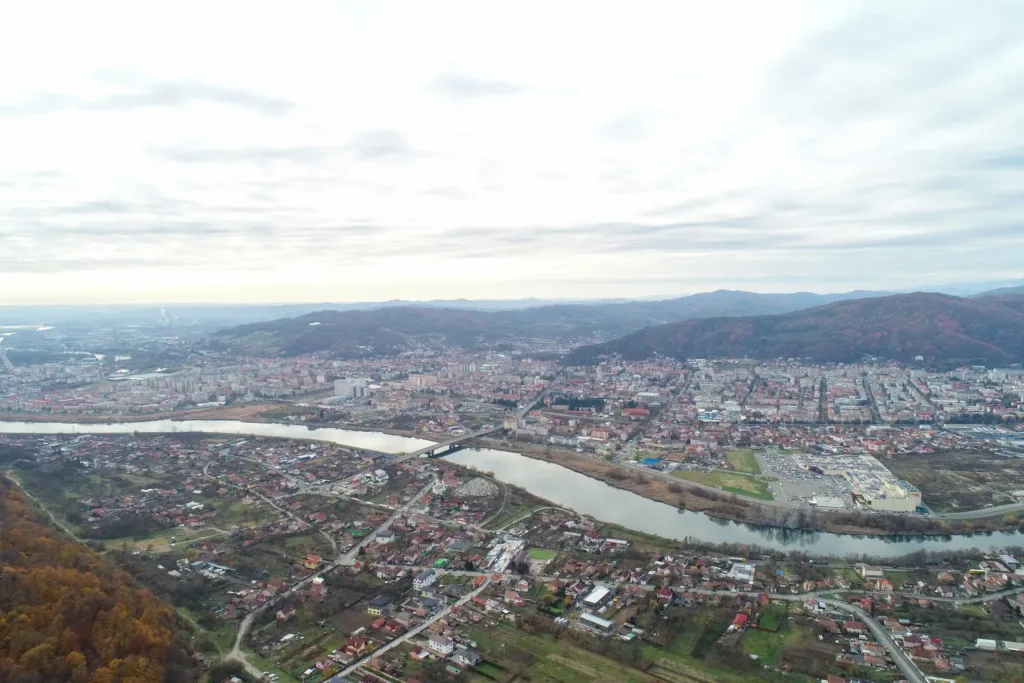 Conac cu vedere asupra Defileului Oltului - pemarket.ro