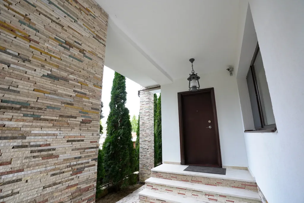 Vilă cu arhitectură rafinată pe Valea Prahovei – lux și natură - pemarket.ro