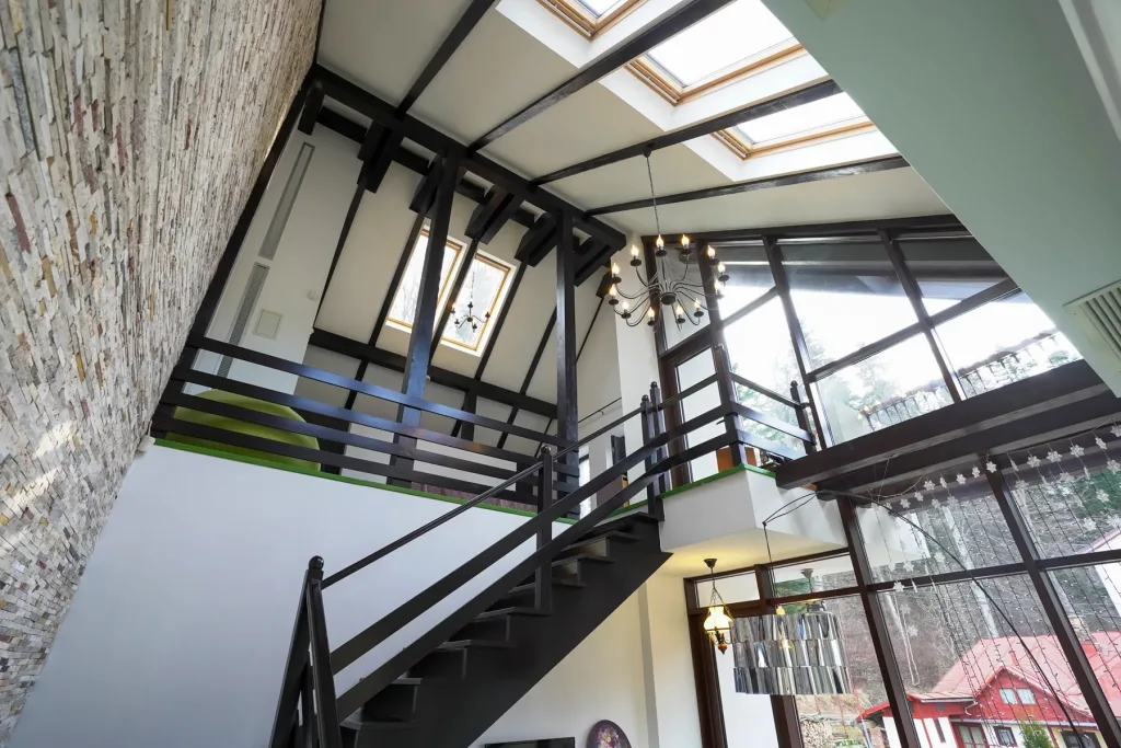 Vilă cu arhitectură rafinată pe Valea Prahovei – lux și natură - pemarket.ro