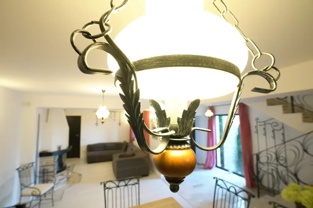 Vilă cu arhitectură rafinată pe Valea Prahovei – lux și natură - pemarket.ro