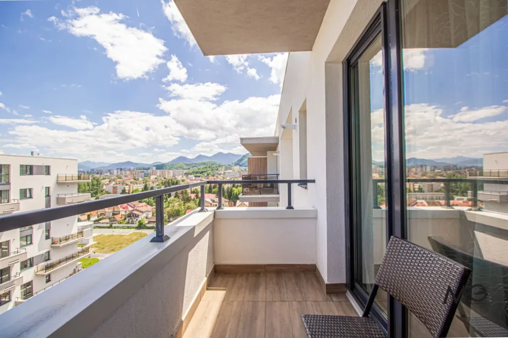 MoHost Pop | Chic Urban Retreat with Views - pemarket.ro