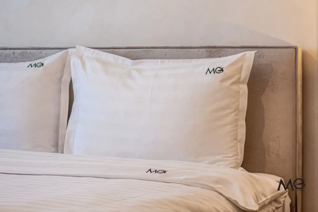 MoHost Pop | Chic Urban Retreat with Views - pemarket.ro