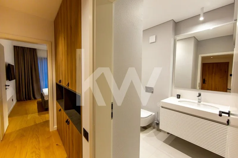 Apartament Elegant cu 3 Camere În Zonă Centrală - pemarket.ro